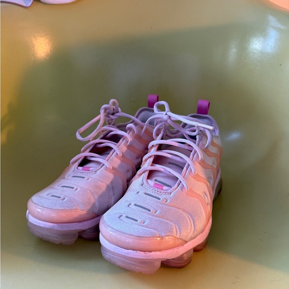 Nike Pink Vapor Max Women's Sneakers - Picture 1 of 4